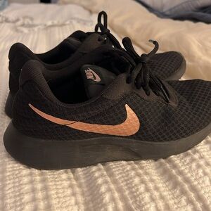 Nike Black & Gold Lightweight Sneakers | Women’s 7.5